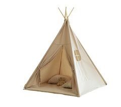 Tipi infantil com tapete e guirlandas