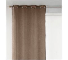 Cortinado de veludo com ilhós