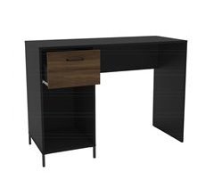 Espaço para mesa de jogos em Londres para torre de computadores