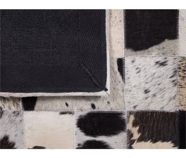 Beliani Pelos curtos KEMAH 140x200 Preto
