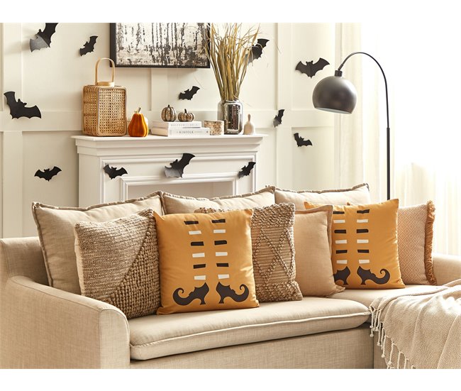 Beliani Almofada decorativa COVASNA Laranja